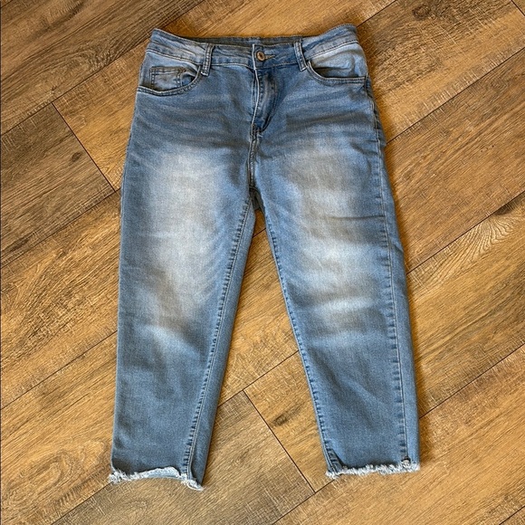 Denim - Stylish Blue Ankle Cropped Jeans with Distressed Hem